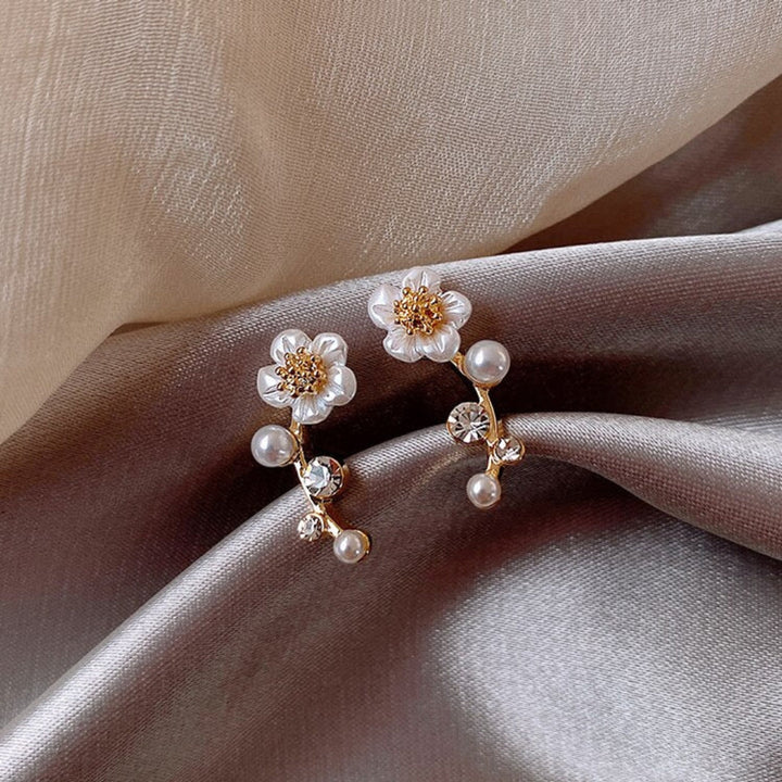 Elegantne naušnice sa biserima i cvećem