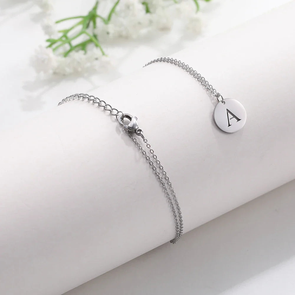 Elegantna zlatna ogrlica sa slovnim privjeskom