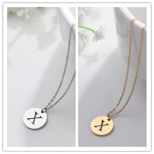 Elegantna zlatna ogrlica sa slovnim privjeskom