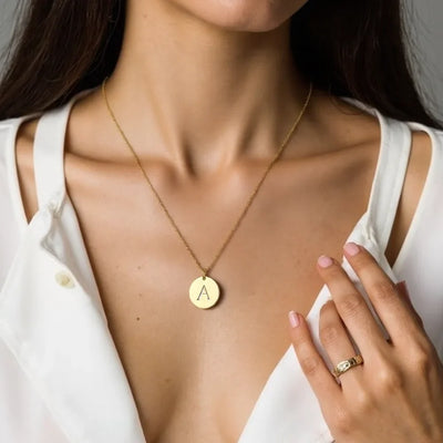 Elegantna zlatna ogrlica sa slovnim privjeskom