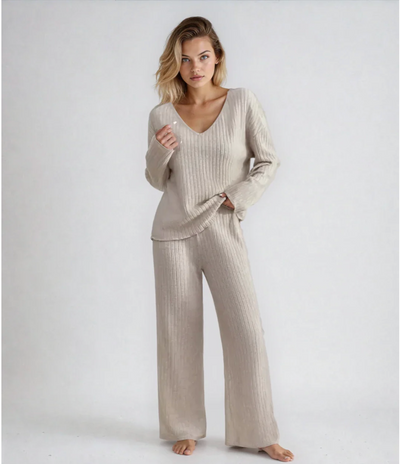 Vivienne - Dvodelni set sa ravnim pantalonama i topom sa V izrezom