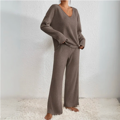 Vivienne - Dvodelni set sa ravnim pantalonama i topom sa V izrezom